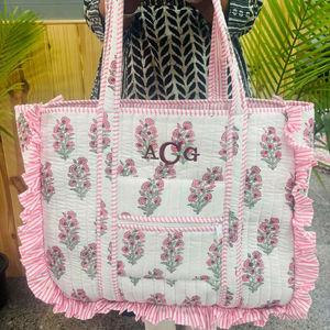 Bolso tote grande de algodón acolchado con volantes, estampado en bloques, elegante para mujer, con nombre personalizado, estilo boho, para la piscina o uso diario. - Product Image 1