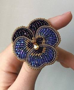 Broche de Lujo Hecho a Mano con Bordado y Cuentas, Pin Floral Decorativo para Chaquetas, Abrigos, Vestidos y Bufandas - Product Image 3