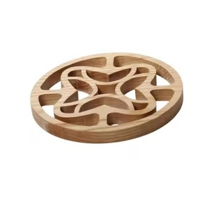 Sous-plats ronds décoratifs en bois naturel avec découpe trèfle, isolants thermiques pour la protection des tables de cuisine et de salle à manger - Product Image 1