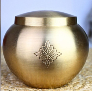 Pot exquis en laiton mat en forme d'urne, décoré d'un emblème floral estampé ; disponible au prix de gros. - Product Image 1