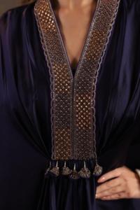 Vestido Kaftan con Capas en Color Violeta Intenso - Product Image 4