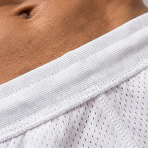 Shorts en maille blanche pour homme avec bande latérale noire, taille élastique, style sportif, respirant, séchage rapide - Product Image 6