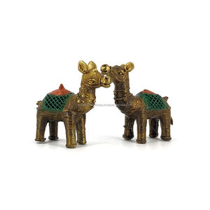 Figurines de chameaux en laiton faites à la main, multicolores – Petite décoration de table pour la maison ou le bureau - Product Image 2