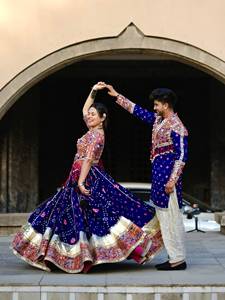 Lehenga de Algodón Muselina con Estampado Digital y Bordado de Espejo Real, Choli con Encaje y Latkan Colgante, Dupatta de Encaje Hecha a Mano para Fiesta - Product Image 2
