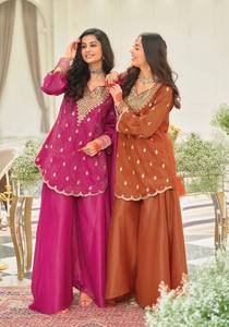 Conjunto Sharara de Seda Estilo Pakistaní de Moda con Bordado Intenso en el Escote, Kurti Corto y Pantalón Palazzo, Ideal para Bodas Indias y Fiestas Étnicas - Product Image 6