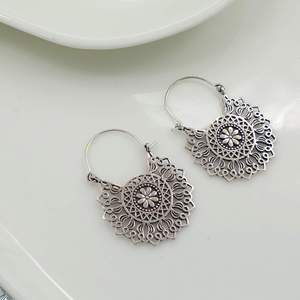 Boucles d'oreilles créoles pendantes pour femme, motif floral bohème, en alliage plaqué argent antique, bijoux fantaisie - Product Image 3