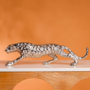 Escultura Artística de Lujo de Leopardo Pantera en Aluminio Plateado |   Figura Moderna de Animal para Decoración del Hogar, Adorno de Mesa - Product Image 2