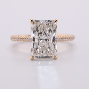 Bague de fiançailles solitaire ornée en or avec diamant de laboratoire taille radiant, halo caché, galerie en forme de cœur, pavé, bande cathédrale, luxe et raffinement - Product Image 1