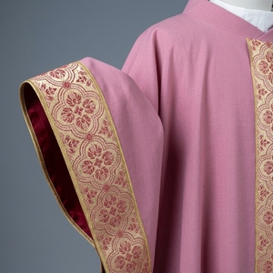 Casulla semigótica rosa premium de brocado damasco con orfebre, vestimenta litúrgica para sacerdotes católicos, traje de clérigo para misa. - Product Image 5