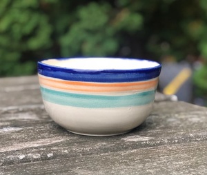 Bol à dessert en céramique contemporain avec des détails rayés vibrants et une finition brillante durable pour une présentation chic à table - Product Image 4