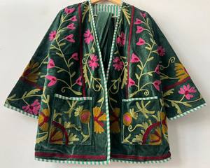 Kimono Corto de Terciopelo Verde con Bordado Floral y Cinturón, Estilo Boho Suzani, Prenda Exterior de Moda - Product Image 1
