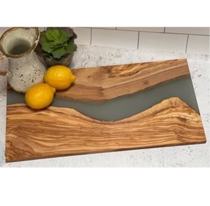 Planche à découper en bois à finition naturelle, accessoire de cuisine écologique et polyvalent - Product Image 1
