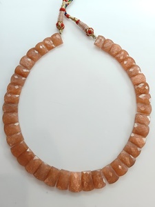 Collier de perles carrées facettées en pierre de lune pêche, couleur orange pêche chaud et paillettes métalliques, pour la vente en gros de bijoux - Product Image 3