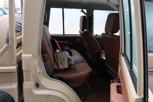 Toyota Land Cruiser GDJ79 Doble Cabina 2.8L Diésel 4x4, Camioneta Todoterreno de Alto Rendimiento con Equipamiento Completo - Product Image 2