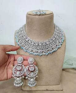 Collar tradicional afgano Kuchi chapado en oro con piedras de rubí rosa y elegantes flecos de perlas blancas. - Product Image 3