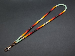 Cadena corporal hecha a mano con cuentas y cierre dorado, con diseño de rayas en azul claro, crema, amarillo, naranja, rojo, granate y negro. - Product Image 5