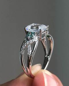 Anillo de Compromiso Unisex de Oro Sólido de 18K con Diamantes Cultivados en Laboratorio, Corte Esmeralda de 3 Piedras, VVS, Certificado IGI, Joyería Fina de Lujo para Boda - Product Image 1