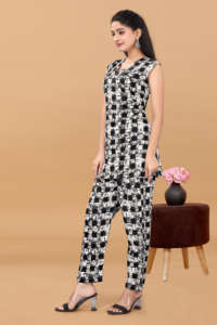 Ensemble coordonné pour femmes avec logo personnalisé imprimé en blanc et noir, vente en gros, ensemble deux pièces en microfibre, col rond, survêtement décontracté pour femmes - Product Image 2