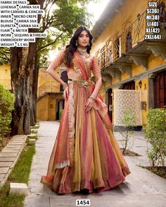 Vestido de novia tradicional de seda Carika Noor-e-Peach Bridal Lehenga Choli, largo hasta el suelo, con protección solar y características de secado rápido. - Product Image 4