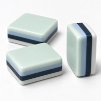 Tuiles de Mahjong américaines en acrylique bleu héritage avec faces décoratives et motifs en bambou et architecturaux pour jeux de société