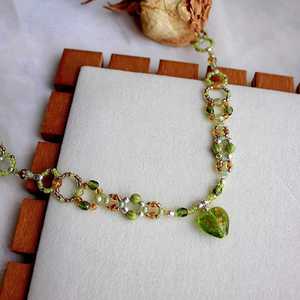 Collar de Cuentas con Colgante de Corazón de Ágata Verde, Joyería Boho con Cuentas de Vidrio, Collar Delicado Minimalista en Capas - Product Image 1