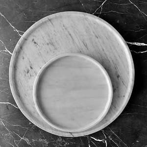 Plateau de service en marbre noir design avec poignées dorées pour une mise en scène haut de gamme des buffets de restaurant et un salon sophistiqué - Product Image 1