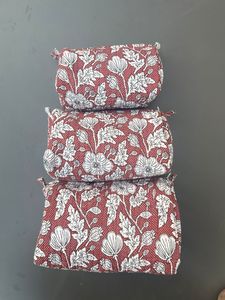 Ensemble de trousses de toilette en coton à imprimé floral rouge avec fermeture éclair, pochette de voyage pour femmes, sacs pour usage quotidien en provenance d'Inde - Product Image 2