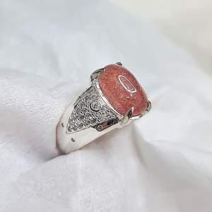 Anillo Unisex de Cuarzo Fresa Natural y Metal Mixto, Hecho a Mano con Piedras Preciosas, Joyería de Plata, Regalo Único para Todos - Product Image 3