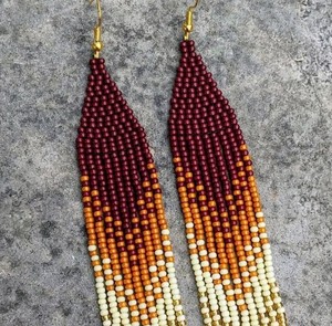 Boucles d'oreilles pendantes longues faites à la main avec perles bordeaux, orange et ivoire, style bohème, pour un look affirmé - Product Image 1