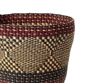 Panier à linge décoratif en jonc de mer tressé avec accent diamant bordeaux – Conteneur de rangement polyvalent pour organisateurs - Product Image 4