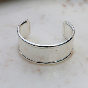 Brazalete de Latón Martillado Hecho a Mano - Brazalete Ancho Ajustable Dorado para Mujer - Regalo de Joyería Artesanal Boho - Product Image 1