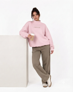 เสื้อสเวตเชิ้ตคอเต่าโอเวอร์ไซส์สำหรับผู้หญิง สีชมพู ผ้าฝ้ายฟลีซ พิมพ์ลายตัวอักษร เสื้อผ้าสตรีทแวร์สำหรับฤดูใบไม้ร่วง - Product Image 1