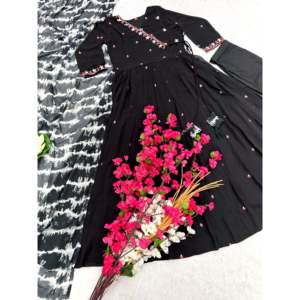 Magnifique robe Anarkali et pantalon avec dupatta pour les fêtes, tissu en mousseline respirant, manches trois-quarts, élégant - Product Image 4