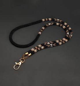 สร้อยคอประดับลูกปัดทำมือพร้อมตัวล็อคทองคำ ทอสีดำ ขาว เบจ และลายงูสีทอง เครื่องประดับสุดเก๋ - Product Image 1