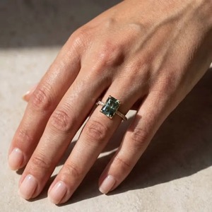 Anillo de compromiso chapado en oro amarillo y blanco con moissanita verde de 3.5 quilates y corte radiante, de plata 925, el más vendido, para mujer, en oferta. - Product Image 5