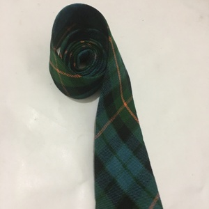 Corbata escocesa de lana con estampado de tartán, con posibilidad de incluir el patrón de tartán ancestral. - Product Image 4