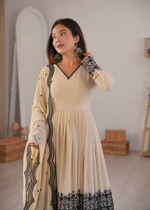 Conjunto de Salwar y Kurti Palazzo de Fiesta Étnico Indio al por Mayor, Estilo A-Line, Color Beige Nude, con Bordado Negro en Contraste y Kurti de Capas Acampanado - Product Image 3