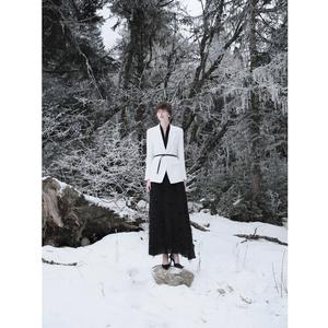 เสื้อเบลเซอร์ผู้หญิงขายส่ง รุ่นใหม่ ODILE DOUBLE-LAYER NECK BLAZER ทรงปกติ กระดุมแถวเดียว ผ้าทอเนื้อแน่น ทรงสวย - Product Image 4