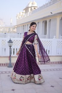 Conjunto Tradicional de Lehenga Choli de Tela Fendy con Bordado Decorativo en el Dobladillo |   Ropa de Fiesta y Boda de Secado Rápido, Suministro al por Mayor - Product Image 3