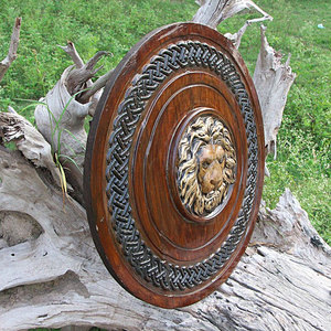 Bouclier rond en bois traditionnel viking, style nordique, artisanat fait main pour événements costumés et décoration murale - Product Image 3