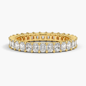 Anillo de Diamantes de Oro Amarillo con Corte Radiante y Engaste Completo de Diamantes en Forma de V - Product Image 1