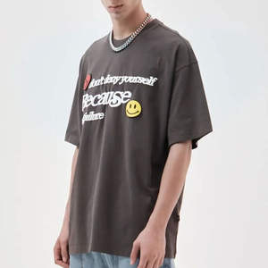 Camiseta Ajustada de Tela Cómoda con Estampado Puff, Estilo Personalizado, Color Liso - Product Image 1