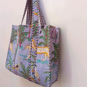 Bolso Tote Acolchado con Estampado de Animales de la Selva, Bolso de Mano de Algodón con Temática de Jungla, Bolso Tote Único y Distintivo - Product Image 1