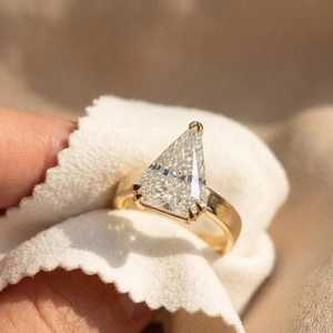 Anillo Solitario de Diamante Cultivado en Laboratorio de 3.02 CT con Corte Triangular para Mujer, Oro Sólido de 14K, Regalo Sorpresa de Boda para Novia - Product Image 4