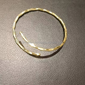 Brazalete de Latón Elegante para Mujer, Joyería Ajustable Hecha a Mano para Uso Diario y Fiestas - Product Image 1