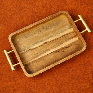 Ce plateau de service en bois présente des poignées dorées élégantes, alliant style naturel et classe moderne, idéal pour toute maison ou réunion. - Product Image 1