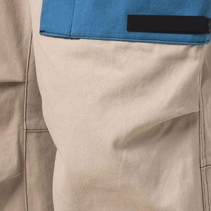 Pantalon cargo beige pour homme avec poches bleues, taille élastique, style workwear, en toile de polyester et coton, respirant, poids moyen - Product Image 4