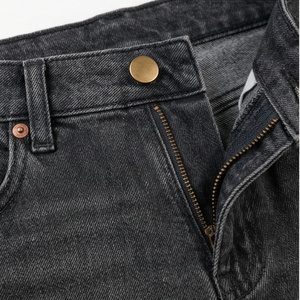 Shorts de Mezclilla Premium para Mujer, Diseño Desgastado y Roto, Estilo Boyfriend, con Logotipo en la Cintura - Product Image 4
