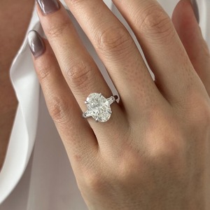 Anillo de Compromiso de Lujo con Diamante Ovalado de 5 Quilates E VVS2 Cultivado en Laboratorio, con Tres Piedras y Piedras Laterales Baguette en Oro Blanco o Platino - Product Image 5