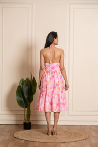 Robe d'été rose pâle en crêpe à volants pour femme, col halter, imprimé floral, longueur genou |   Tenue de soirée décontractée, look élégant pour femmes - Product Image 6